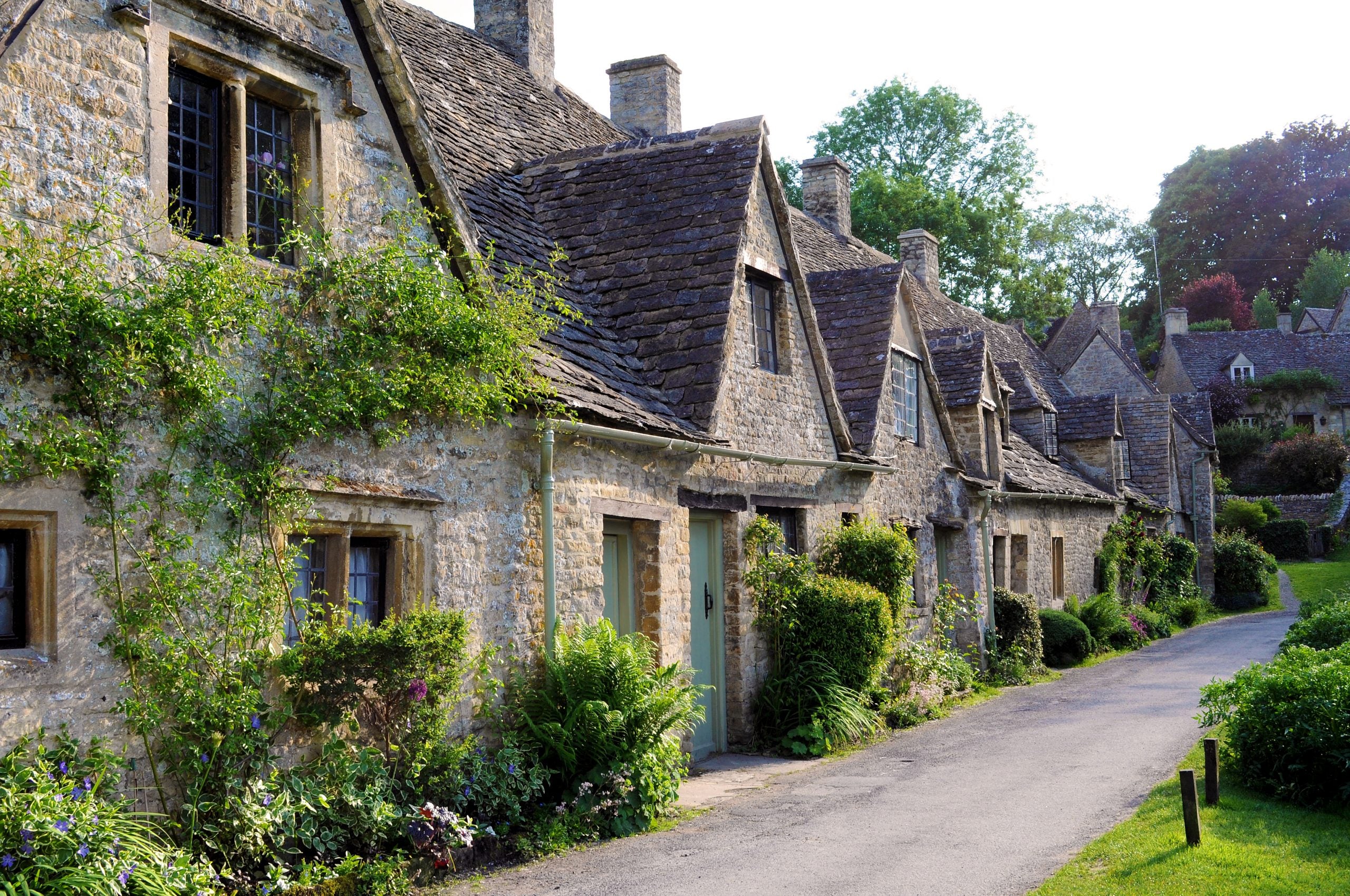 RURAL CHARM: INFUSING COUNTRY COTTAGE VIBES WITH PULLCAST HARDWARE