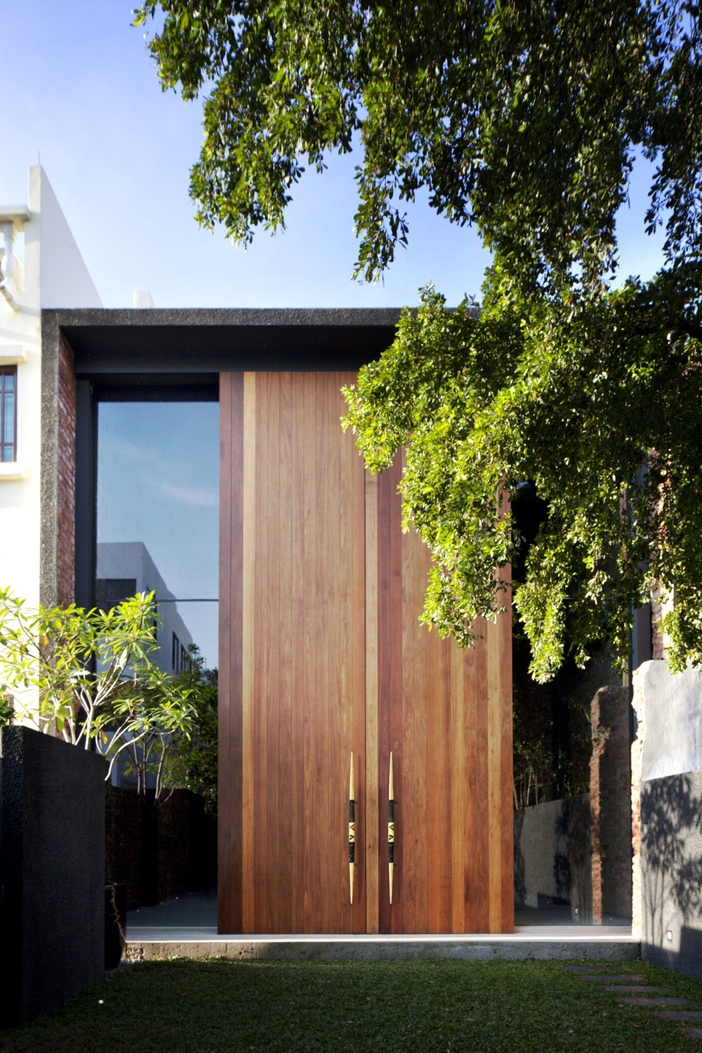 SUMMER TRENDS 2025: EMBRACE SUMMER WITH SCULPTURAL HARDWARE
