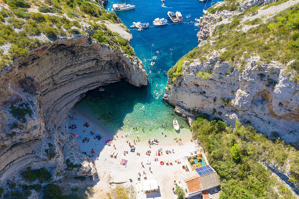 SUMMER IN CROATIA: DISCOVER THE CRYSTAL CLEAR WATER OF THE ADRIATIC