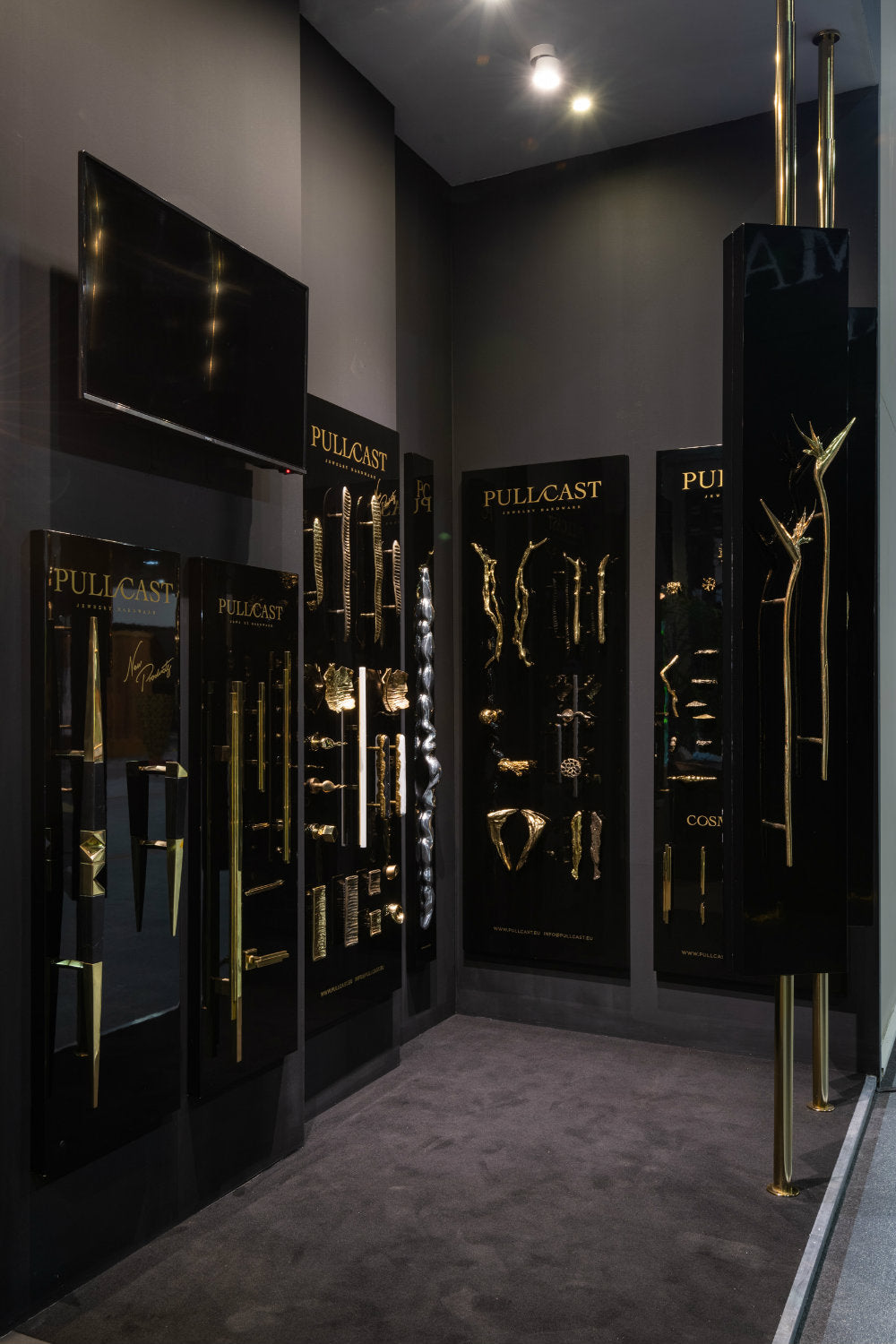 BLACK AND GOLD LUXURY HARDWARE